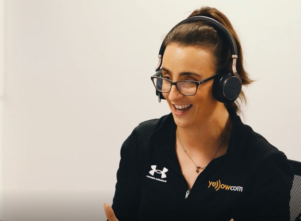 Yellowcom colleague supporting customers with a business mobile plan review